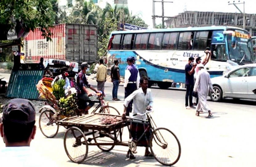 রাস্তায় যাত্রীবাহী বাস ও খোলা ছিল দোকানপাট