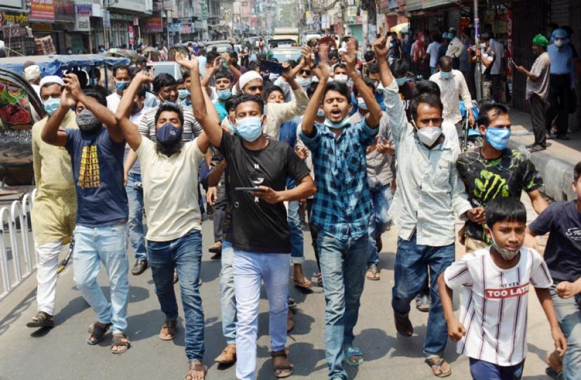 দোকান খোলার দাবিতে বরিশালে বিক্ষোভ 
