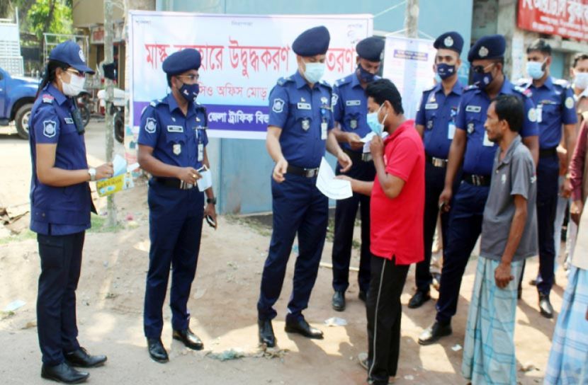 পিরোজপুরে পুলিশের সচেতনতামূলক প্রচার ও মাস্ক বিতরণ