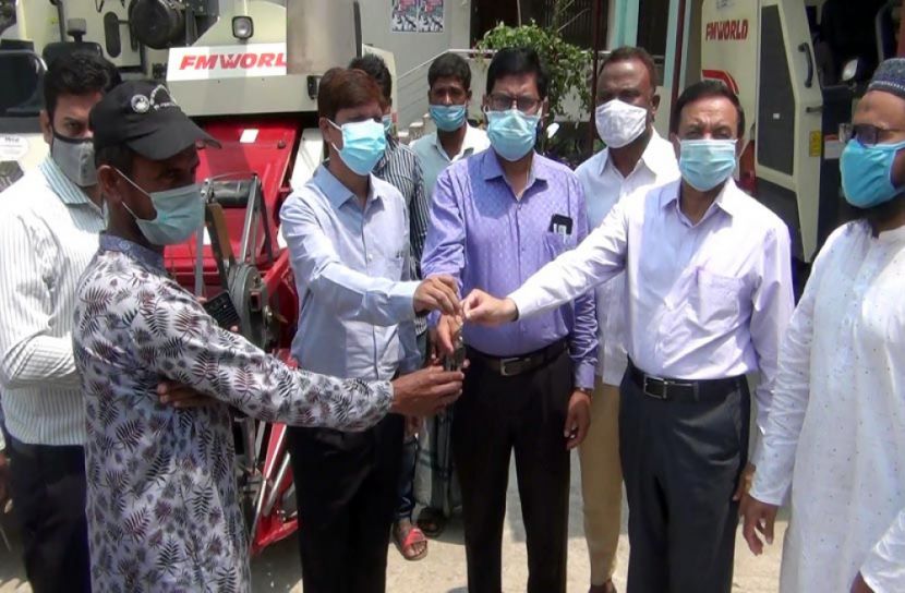 কৃষকের মাঝে কম্বাইন হারভেস্টার মেশিন বিতরণ