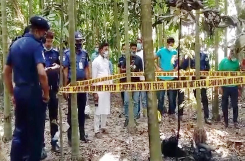 বাগানে মিলল মস্তকবিহীন দুই পোড়া লাশ