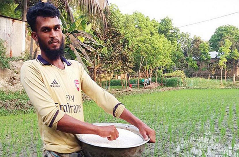 দিনমজুরির টাকায় চলে মিন্টুর সংসার ও লেখাপড়ার খরচ 