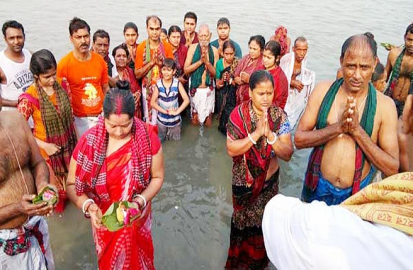যমুনার তীরে বারুণী স্নান উৎসব