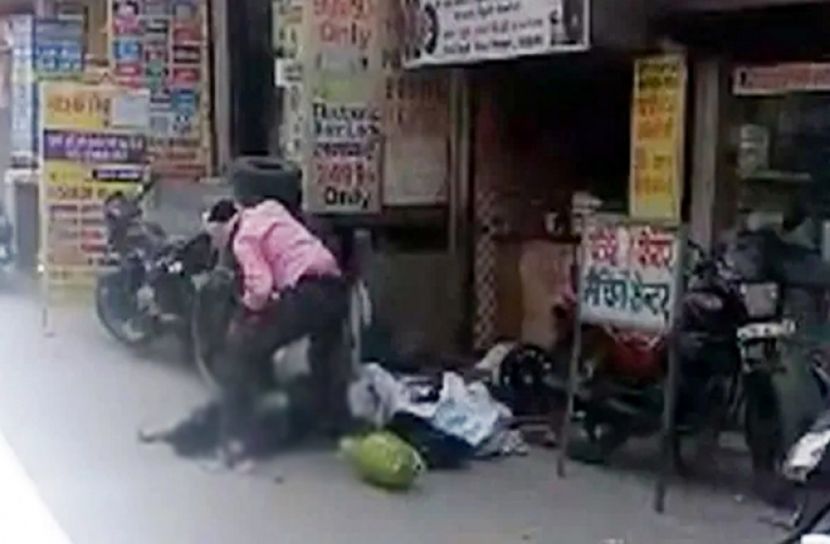 দিল্লিতে স্ত্রীকে প্রকাশ্যে কুপিয়ে খুন করলেন স্বামী