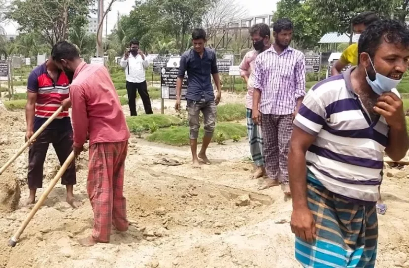 আগে থেকেই কবর খুঁড়ে রাখা হয়