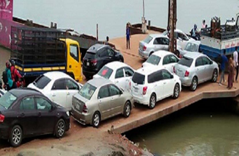 লকডাউনের ঘোষণায় পাটুরিয়া ঘাটে গাড়ির চাপ 