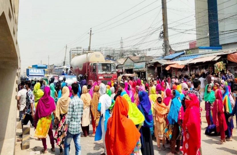 বেতনের দাবিতে ঢাকা-ময়মনসিংহ মহাসড়ক অবরোধ