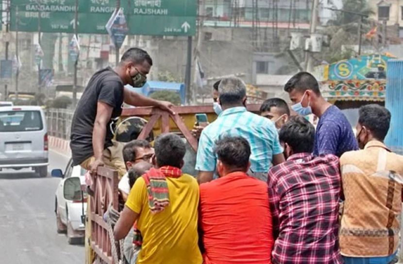 দ্বিগুণ ভাড়া, তবুও জীবনের ঝুঁকি নিয়ে বাড়ি ফিরছে মানুষ