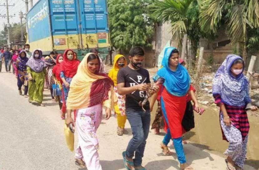 দুর্ভোগে পোশাক শ্রমিকরা