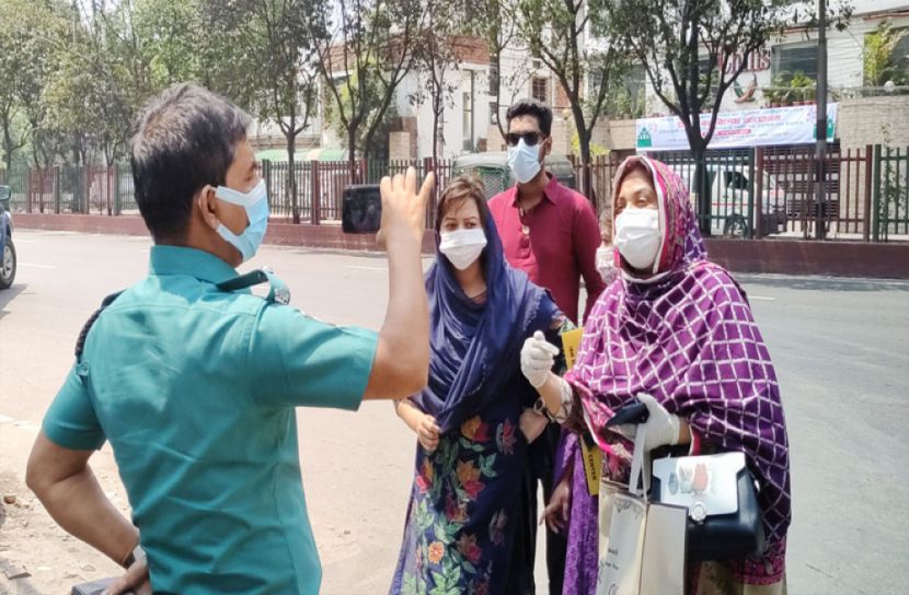 লকডাউন দেখতে রাস্তায় বের হয়েছে মানুষ!