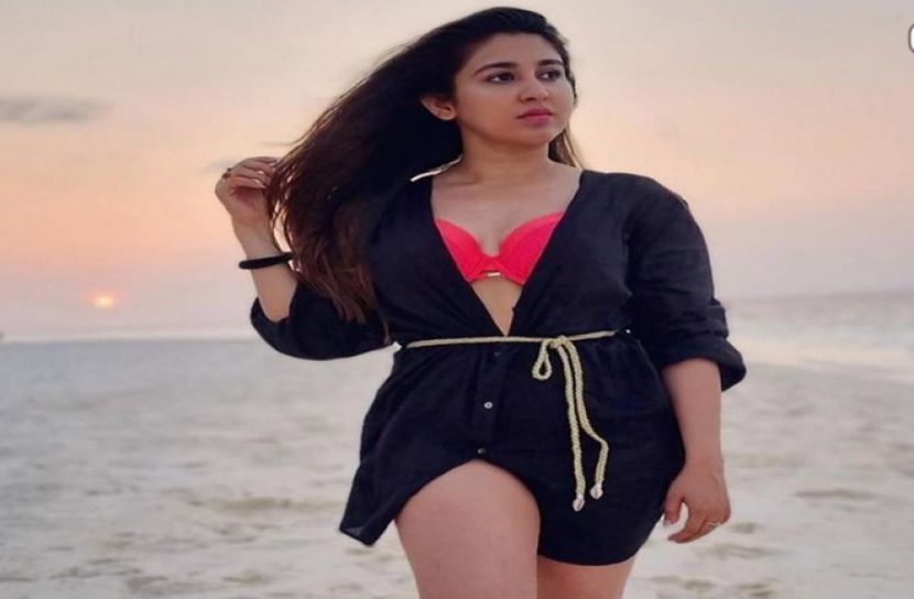 পানির নিচে উষ্ণতা চড়াচ্ছেন ঐন্দ্রিলা