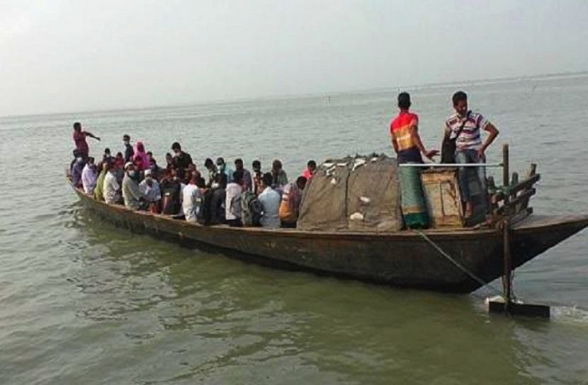পাটুরিয়া-দৌলতদিয়া নৌরুটে ঝুঁকি নিয়ে ট্রলারে পারাপার