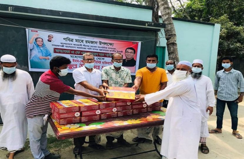 সখিপুরের আলেম-ওলামাদের খেজুর উপহার উপমন্ত্রীর 