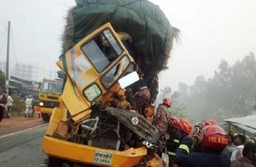 লকডাউনের মধ্যে দুই ট্রাকের সংঘর্ষে নিহত ৩