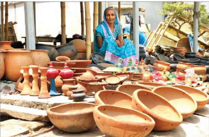 থমকে গেছে কুমারপাড়া