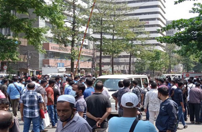 সোনারগাঁ হোটেলের সামনে সৌদি প্রবাসীদের বিক্ষোভ 