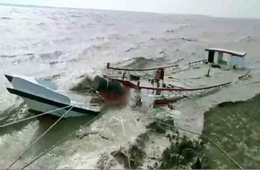 ভোলায় কাল বৈশাখী ঝড়ে লঞ্চ ও পাথরবাহী ভলগেট ডুবি 