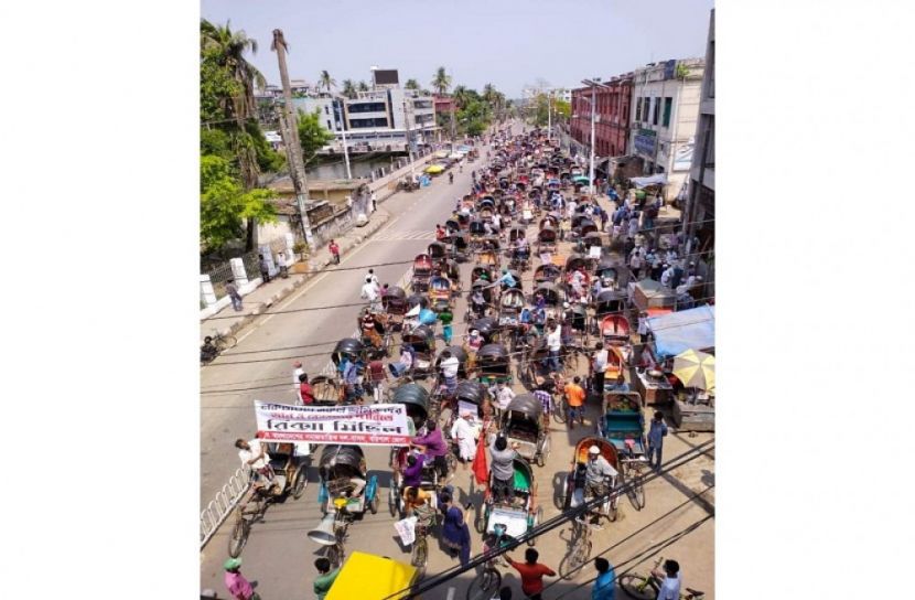 ত্রাণের দাবিতে বরিশালে ব্যতিক্রমী রিকসা মিছিল
