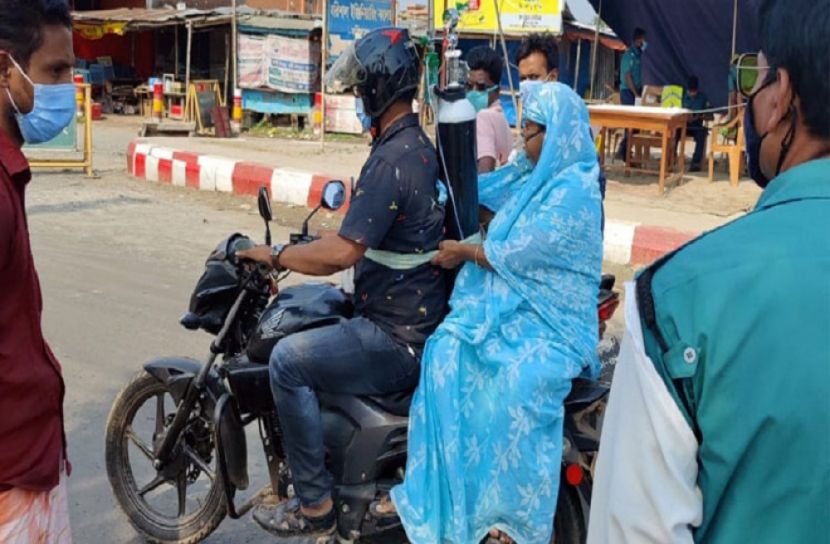 পিঠে সিলিন্ডার বেঁধে মাকে নিয়ে হাসপাতালে ছেলে