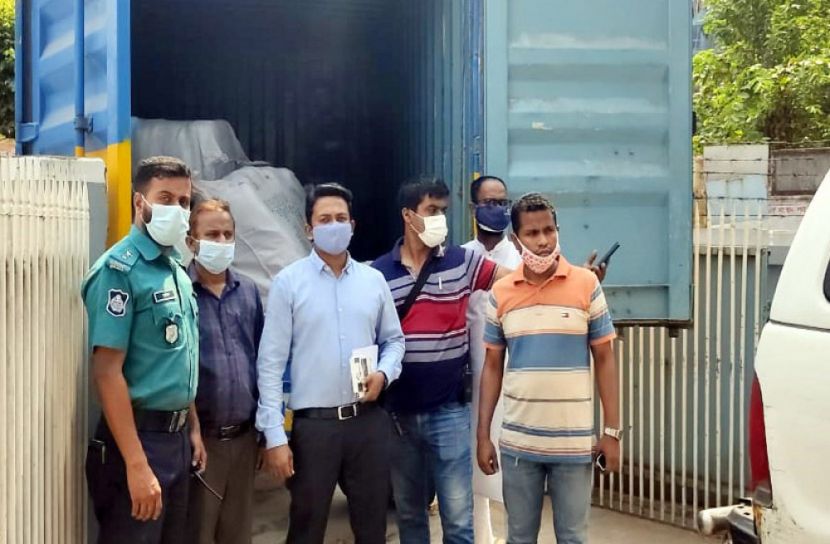 ট্রাকভর্তি পলিথিন, চালক-হেলপারকে জরিমানা