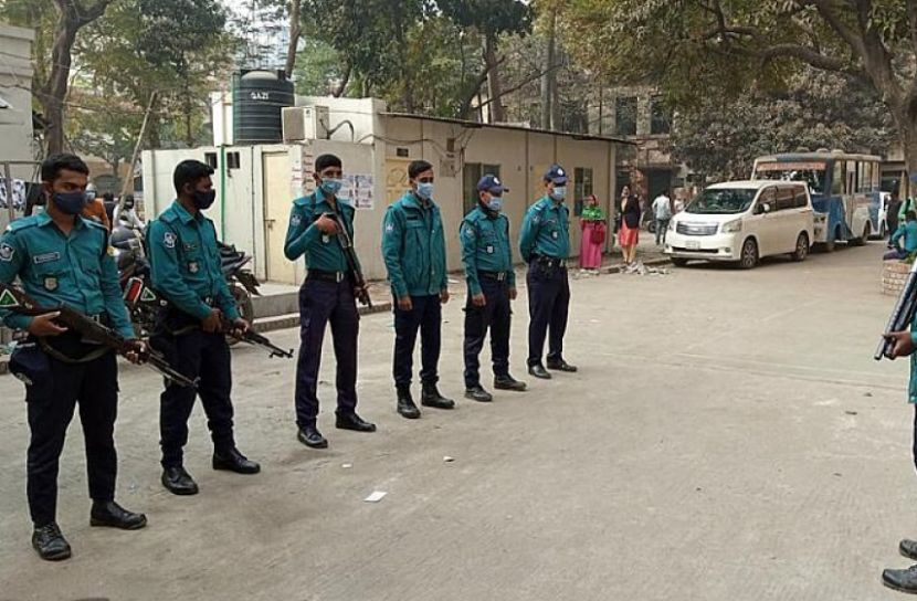 নিরাপত্তার চাদরে ঢাকা আদালত প্রাঙ্গন