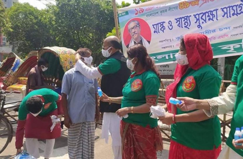 কৃষক লীগের মাস্ক-স্যানিটাইজার বিতরণ