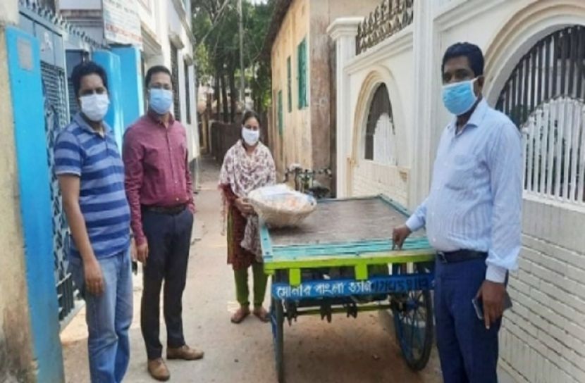 উপহার নিয়ে করোনা রোগীদের বাড়িতে ইউএনও