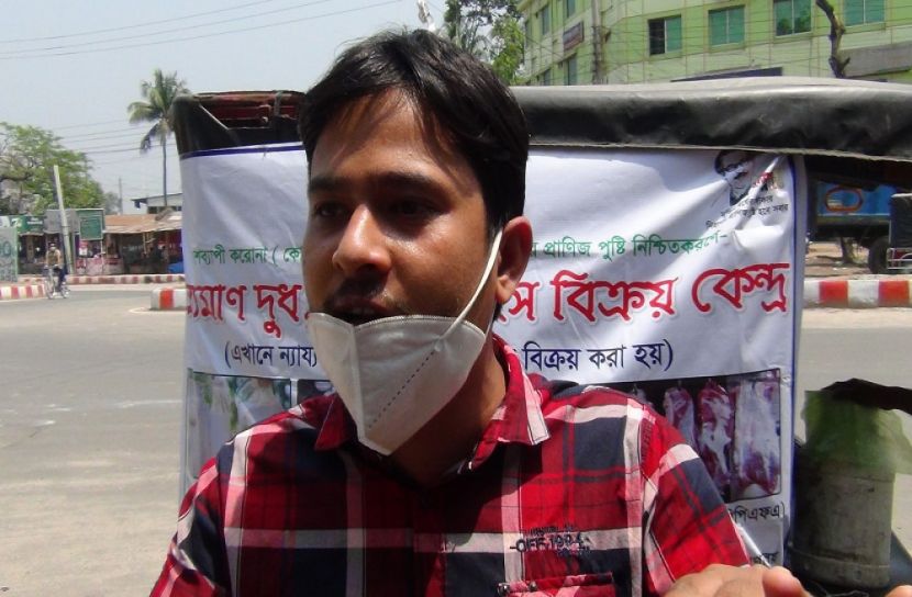 ফেরি করে খামারীদের দুধ, ডিম বিক্রি