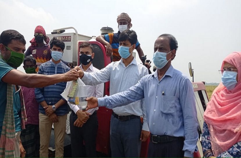 শ্রমিকদের মাঝে স্বাস্থ্য সুরক্ষা সামগ্রী ও খাবার বিতরণ 