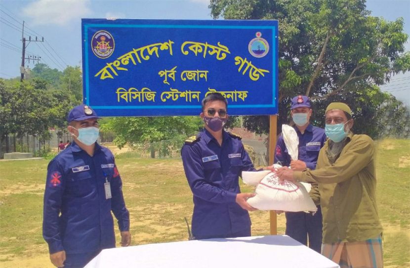 কোস্টগার্ড ও বিদ্যানন্দ ফাউন্ডেশনের ত্রাণ বিতরণ