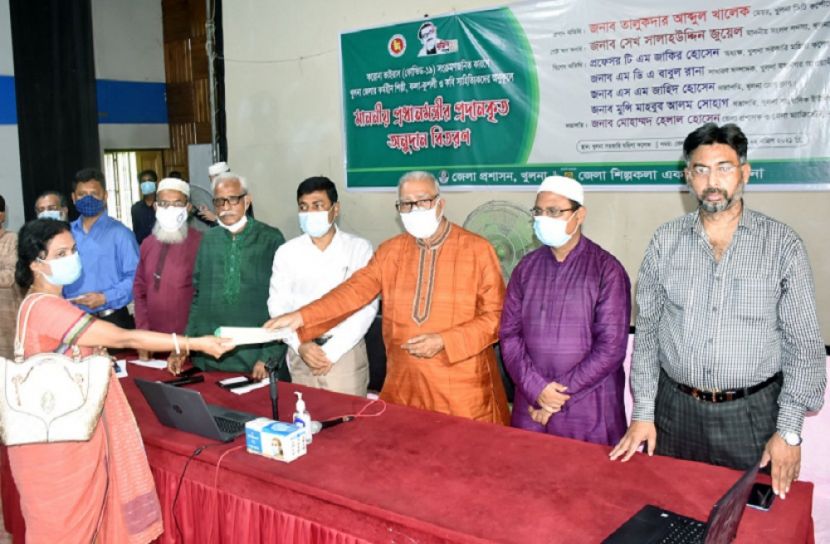 শিল্পী ও কবি-সাহিত্যিকদের চেক বিতরণ