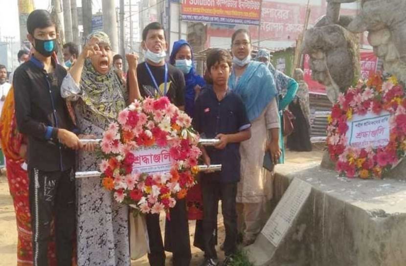 রানা প্লাজায় নিহতদের ফুল দিয়ে স্মরণ