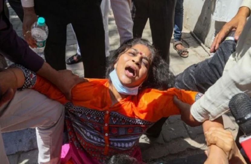 স্বজন হারিয়ে পাগলপ্রায় এক নারী। ছবি-পিটিআই