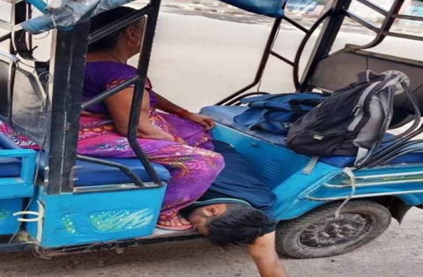 মায়ের পায়ের নিচে সন্তানের লাশ!