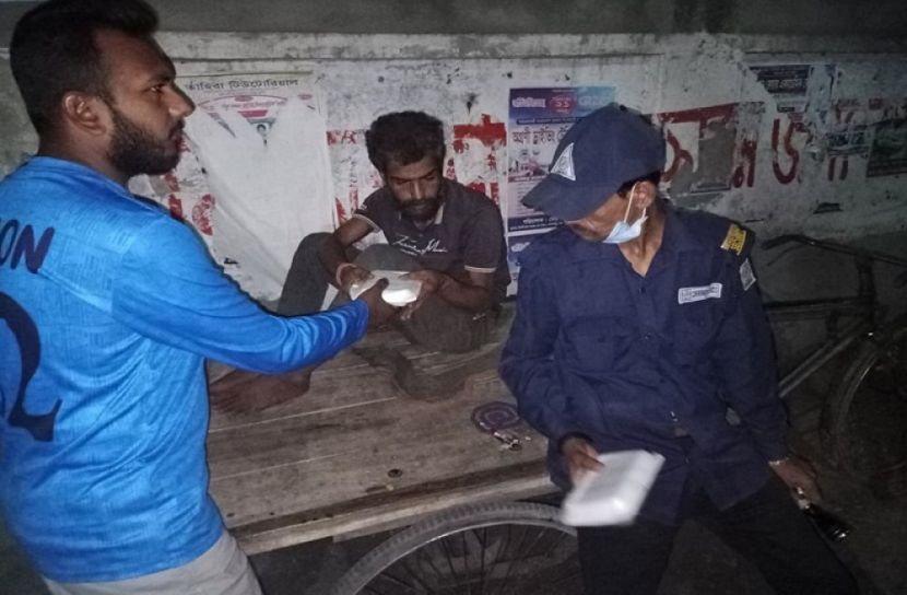 দুই শতাধিক মানুষকে সেহরি বিতরণ 