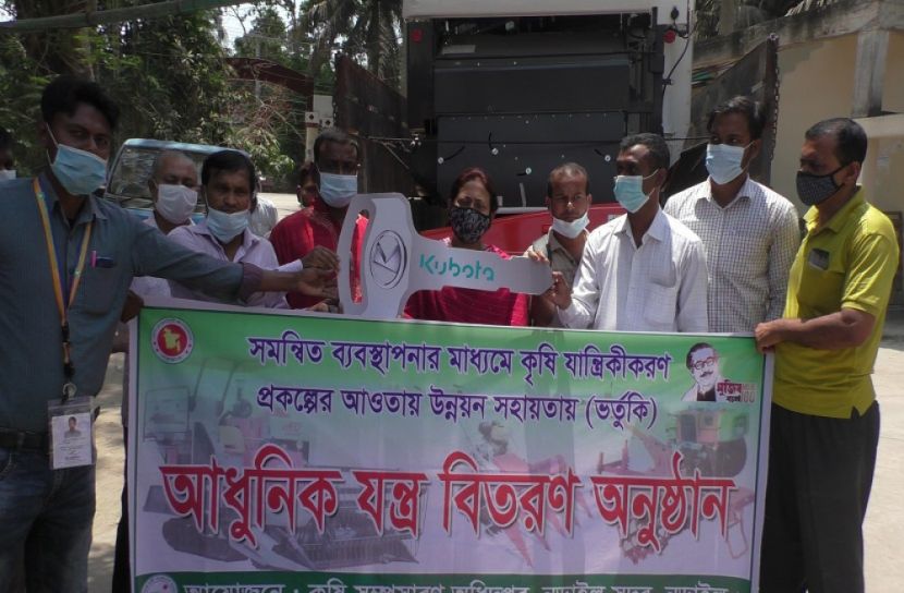 কৃষকের মাঝে হার্ভেস্টার মেশিন হস্থান্তর