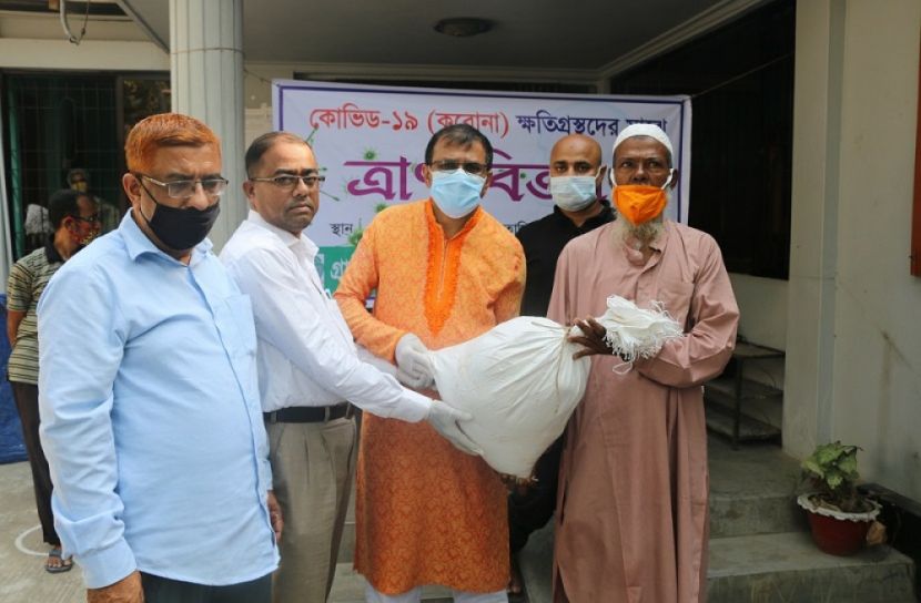 বাস শ্রমিকদের মাঝে ত্রাণ বিতরণ 
