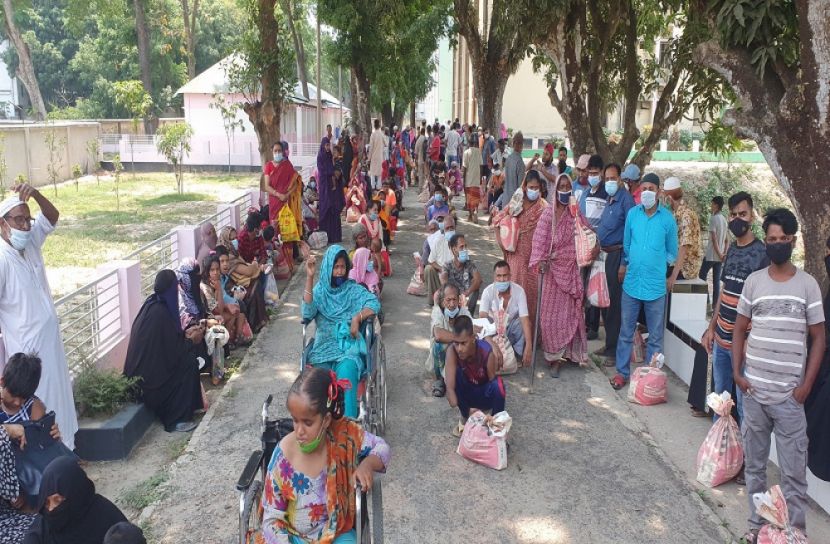 ফরিদপুরে খাদ্য সামগ্রী বিতরণ 