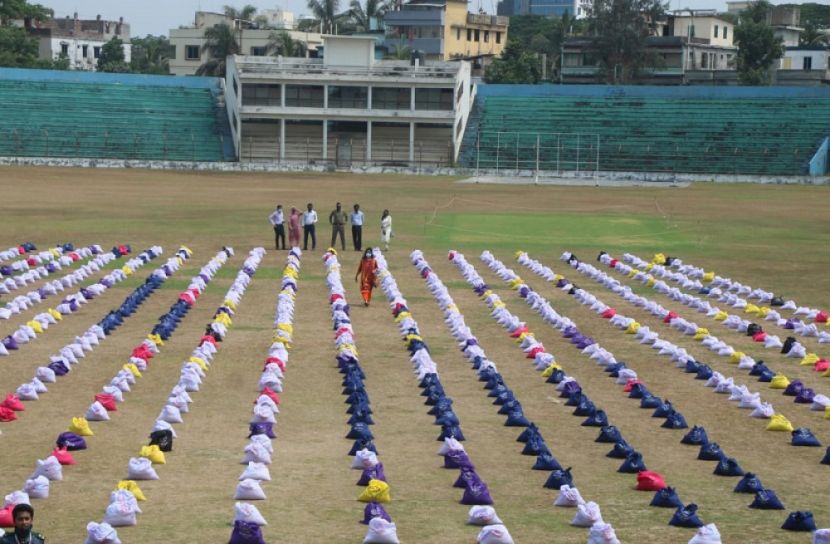 বরিশালে প্রধানমন্ত্রীর উপহার বিতরণ 
