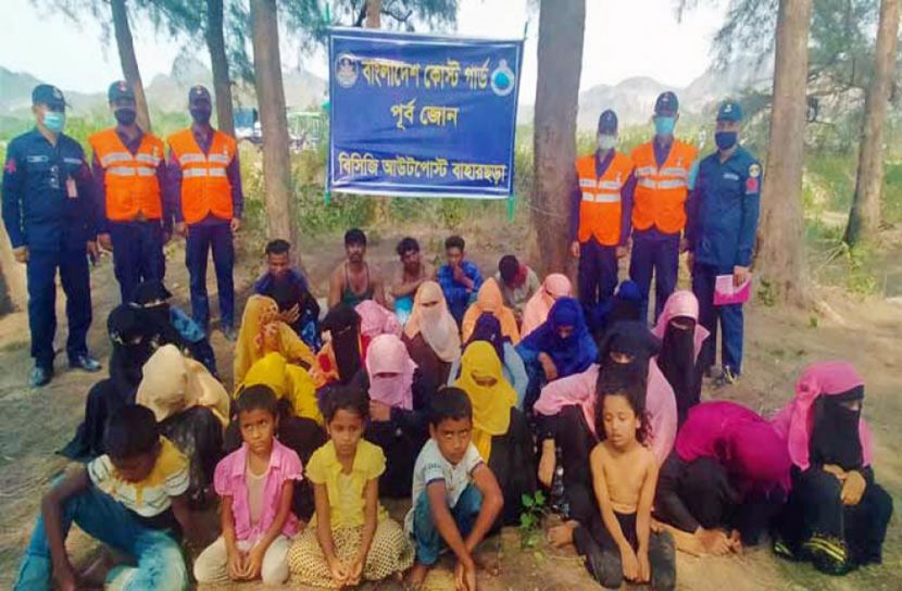 গভীর সমুদ্র থেকে ৩০ রোহিঙ্গা উদ্ধার