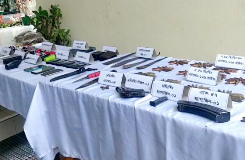 বান্দরবানে বিপুল অস্ত্র ও গুলি উদ্ধার 