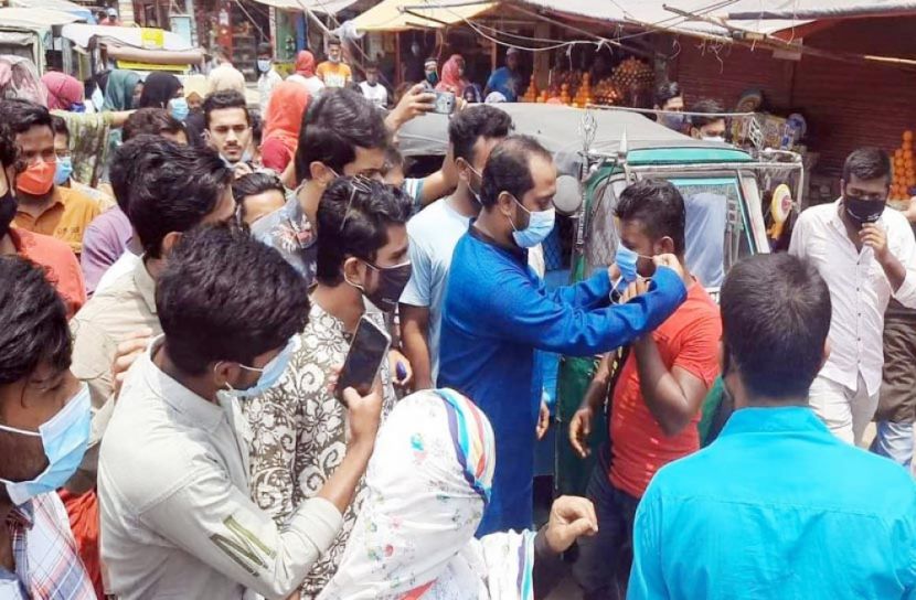 করোনা প্রতিরোধে ছাত্রলীগের মাস্ক বিতরণ 