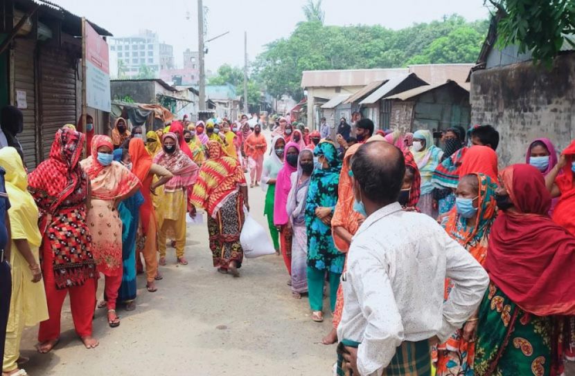 যৌনকর্মীদের মাঝে ত্রাণ সামগ্রী বিতরণ 