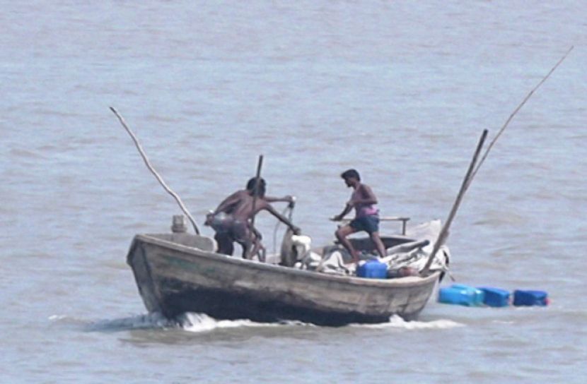 ফাঁকা গুলি করে জেলেদের ট্রলারে ডাকাতি