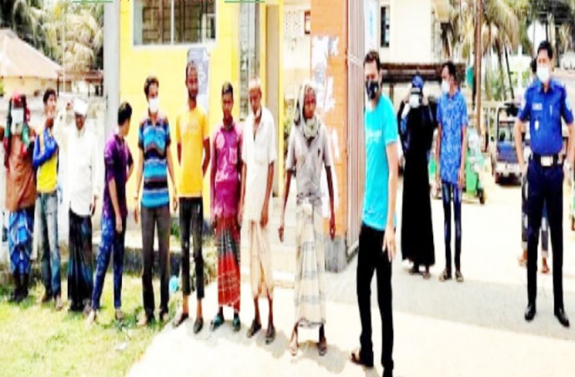  মাস্ক না পরলেই রোদে দাঁড় করিয়ে শাস্তি 