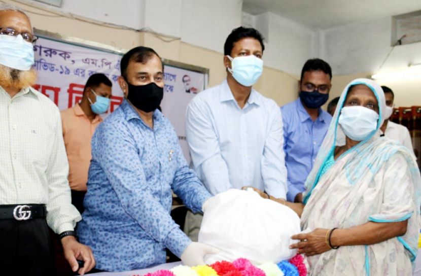 পানিসম্পদ প্রতিমন্ত্রীর ত্রাণ বিতরণ
