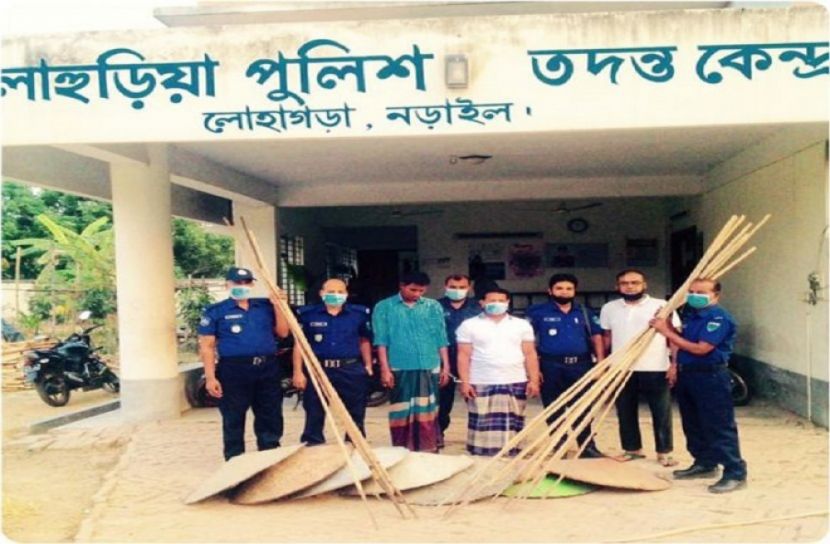  দেশীয় অস্ত্রসহ গ্রেফতার ৪ 