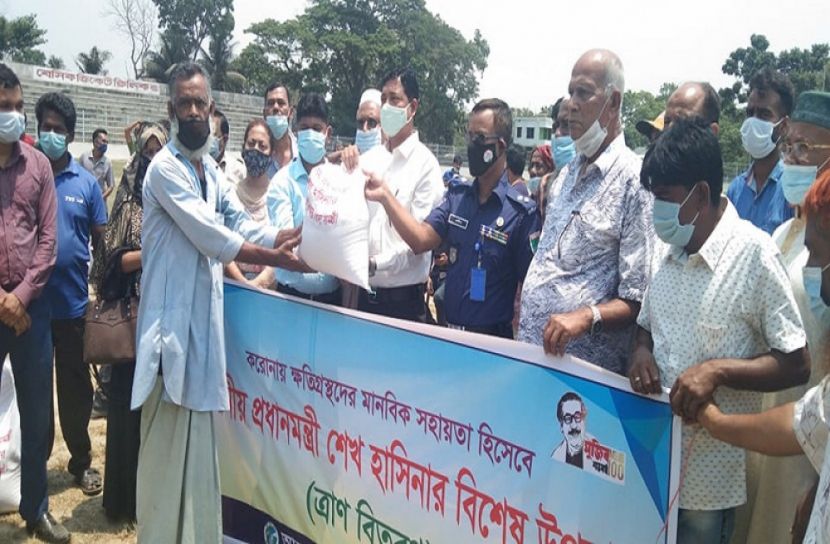 নড়াইলে পরিবহন শ্রমিকদের মাঝে খাদ্য বিতরণ