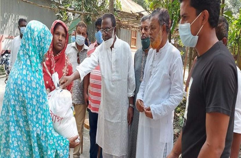 বেলকুচিতে কর্মহীন মানুষের মাঝে খাদ্য বিতরণ