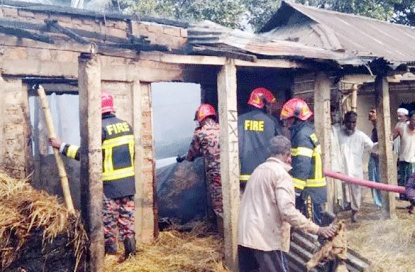 আগুনে পুড়ে গেল চারটি বসতঘর
